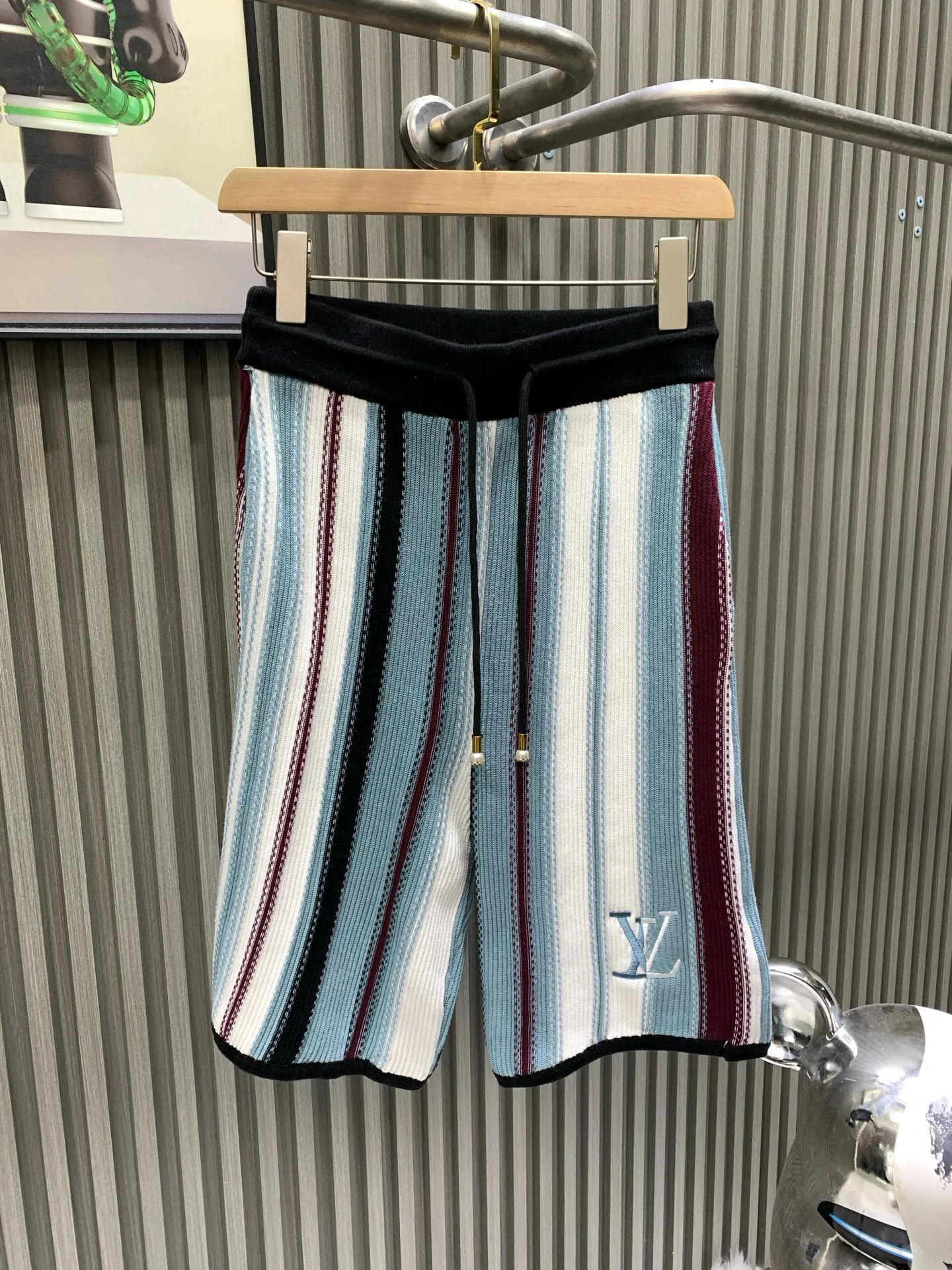 🅿️400 🀄️ Louis Vuitton Louis Vuitton 1v25ss striped jacquard wool. The original version is dyed and the color similarity is as high as 95%. The yarn is made of 2 strips of 260 combed cotton on the bottom + 5 strips of polyester + 1 strip of high elastic stretch frame. The loom is a 14-needle STOLL machine imported from Germany. Each piece of fabric takes 390 minutes. Due to the particularity of this weave, the stability of the machine is very high. Many machines cannot do it. The knitting time is very long. It is easy to produce waste pieces when weaving the piece. The loss will be very large. The sewing disc is sewn with a 20-needle disc. In order to maximize the restoration effect, our large body fabric is knitted using an ultra-fine 16-needle flat machine. The whole piece of clothing has almost no knots. It is recommended to match it with short-sleeved clothes of the same style.